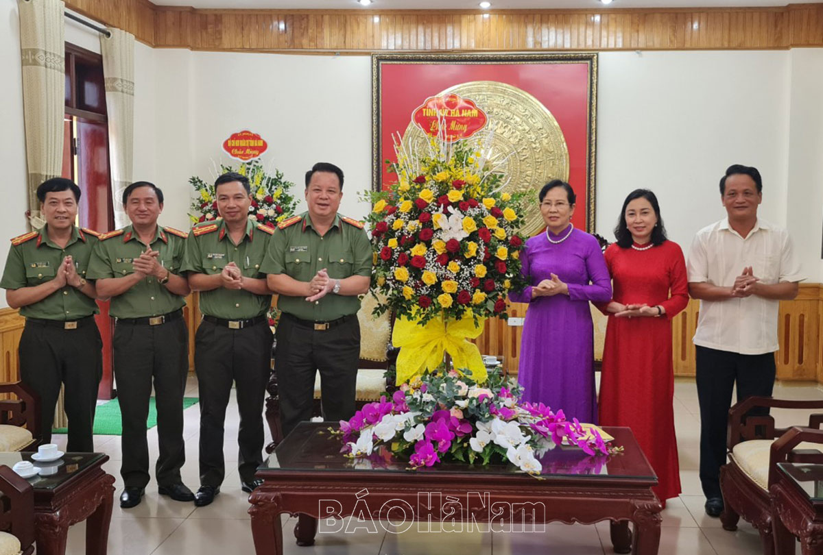 Đồng chí Bí thư Tỉnh ủy Lê Thị Thủy thăm chúc mừng Công an tỉnh nhân Ngày truyền thống