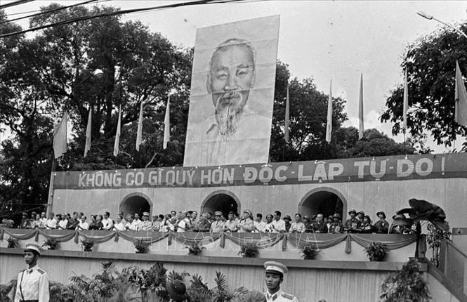 77 năm Cách mạng Tháng Tám và Quốc khánh 29 Xây lầu thắng lợi trên nền nhân dân