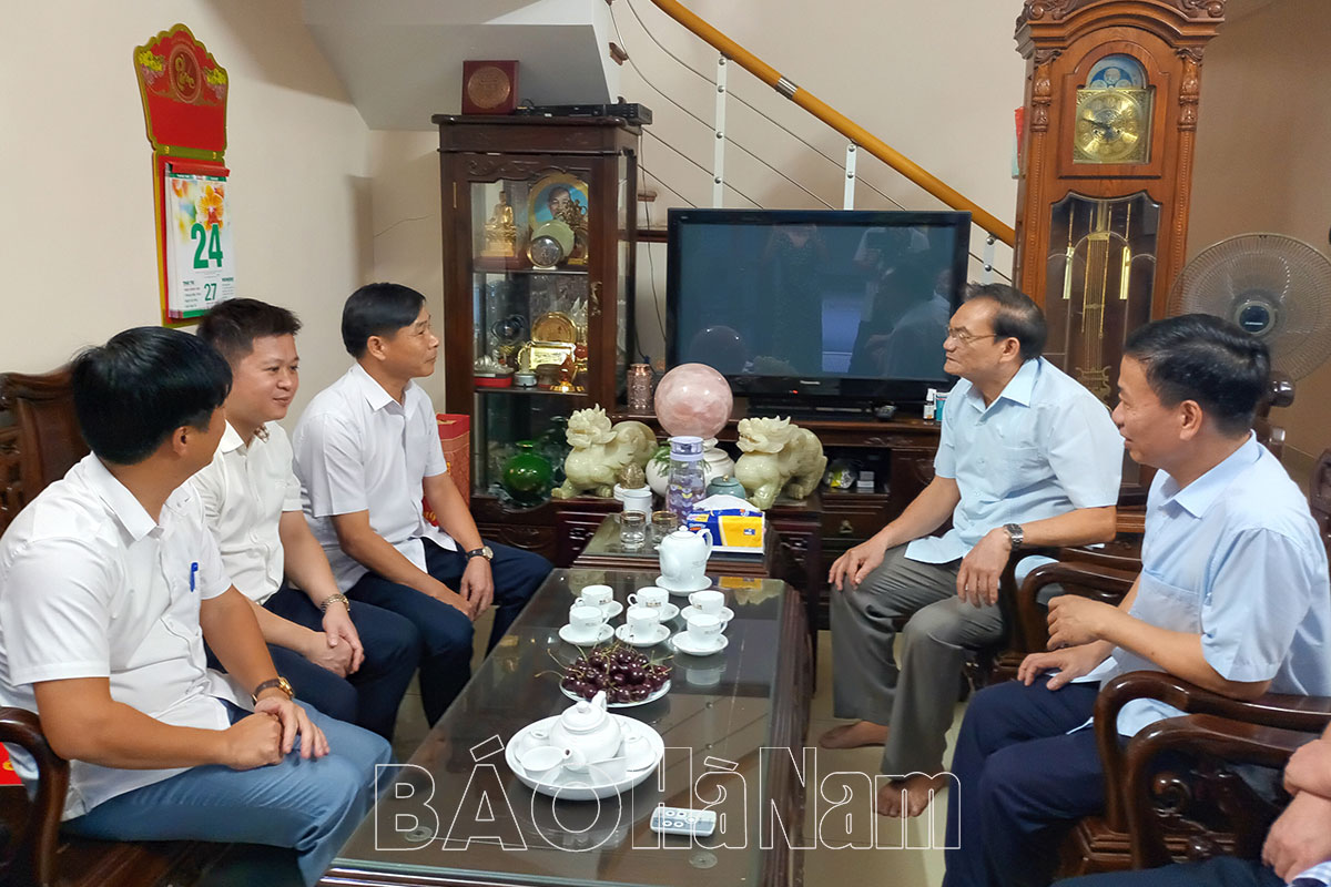 Đồng chí Phó chủ tịch UBND tỉnh Nguyễn Anh Chức thăm tặng quà gia đình các đồng chí nguyên lãnh đạo tỉnh