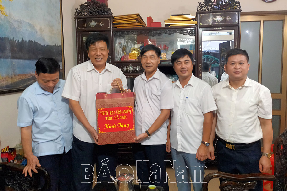Đồng chí Phó chủ tịch UBND tỉnh Nguyễn Anh Chức thăm tặng quà gia đình các đồng chí nguyên lãnh đạo tỉnh