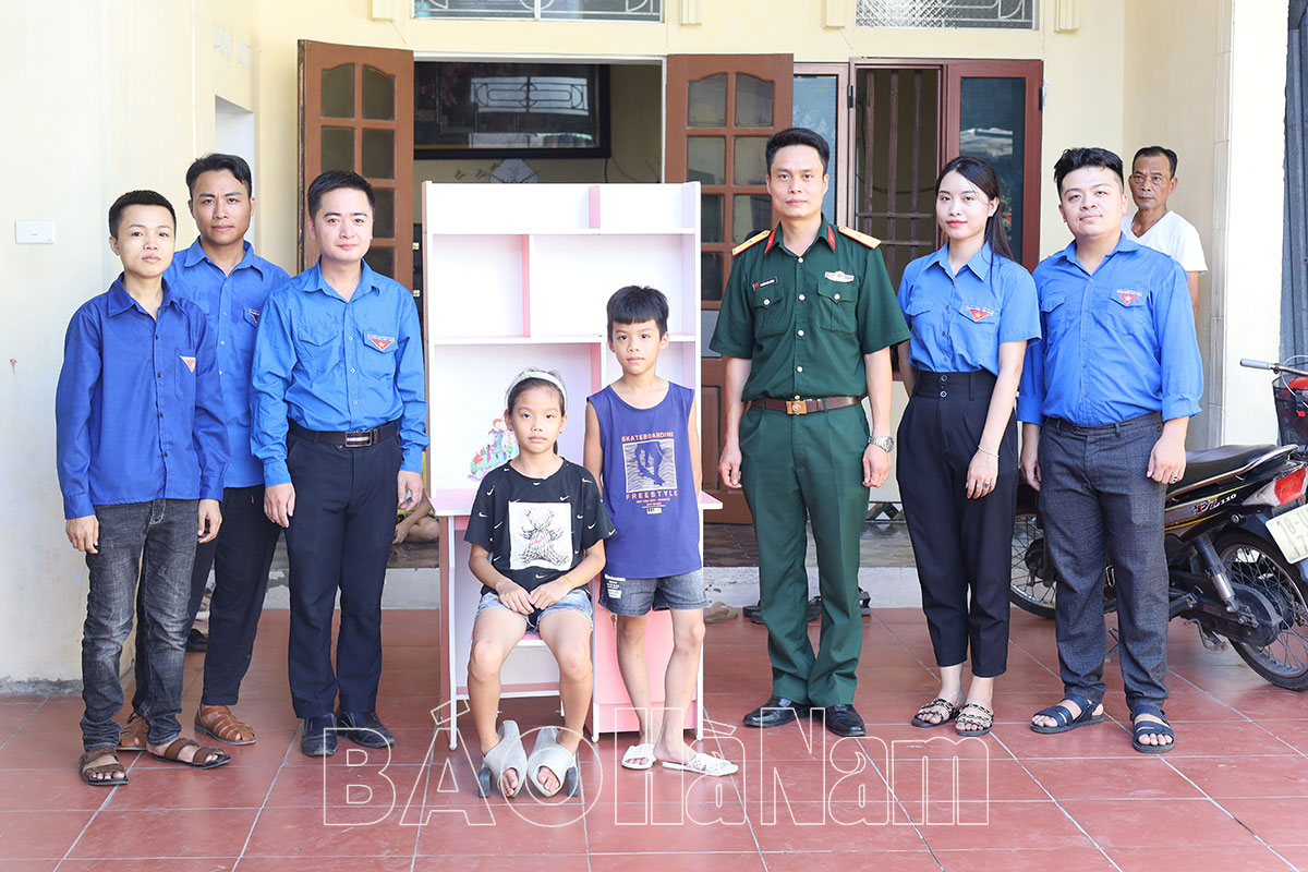 Đoàn phường Lê Hồng Phong  Đoàn Thanh niên Bộ CHQS tỉnh tặng quà cho trẻ em có hoàn cảnh khó khăn