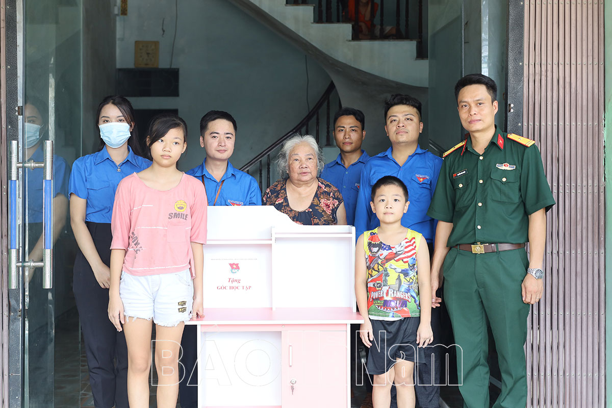 Đoàn phường Lê Hồng Phong  Đoàn Thanh niên Bộ CHQS tỉnh tặng quà cho trẻ em có hoàn cảnh khó khăn