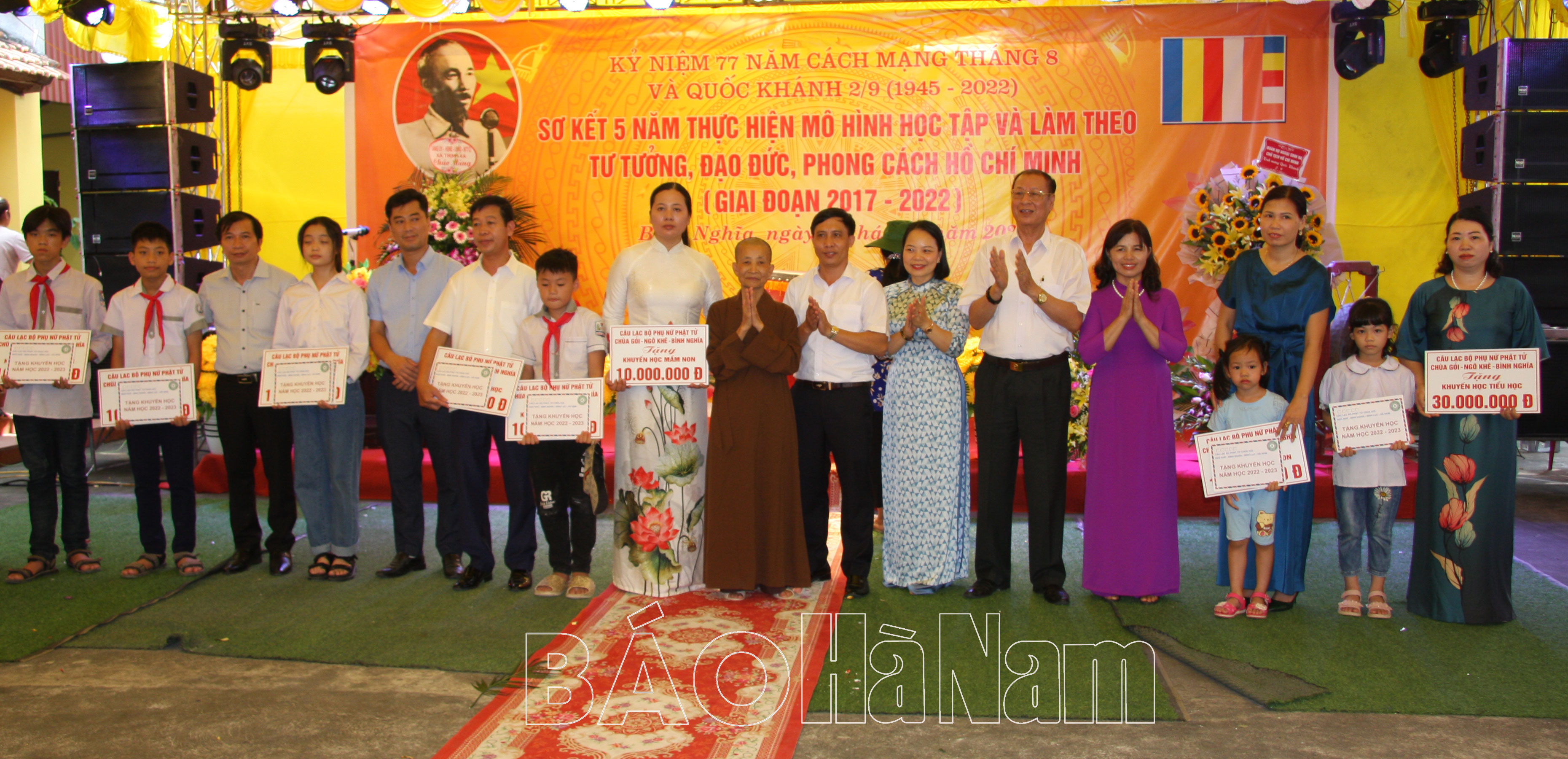 CLB nữ tín đồ Phật tử Chùa Gòi trao tặng tiền cho học sinh nghèo vượt khó trong học tập