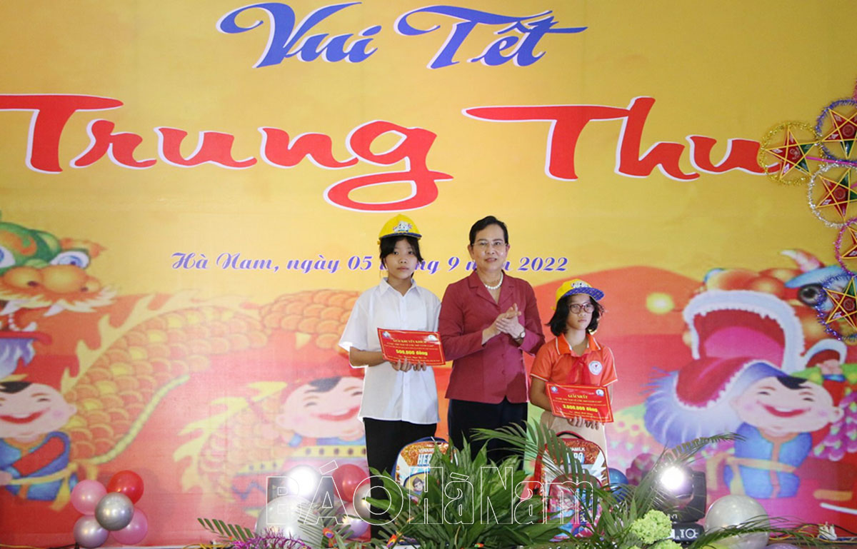 Đồng chí Bí thư Tỉnh ủy Lê Thị Thủy tham dự Chương trình vui Tết Trung thu dành cho trẻ em có hoàn cảnh đặc biệt khó khăn