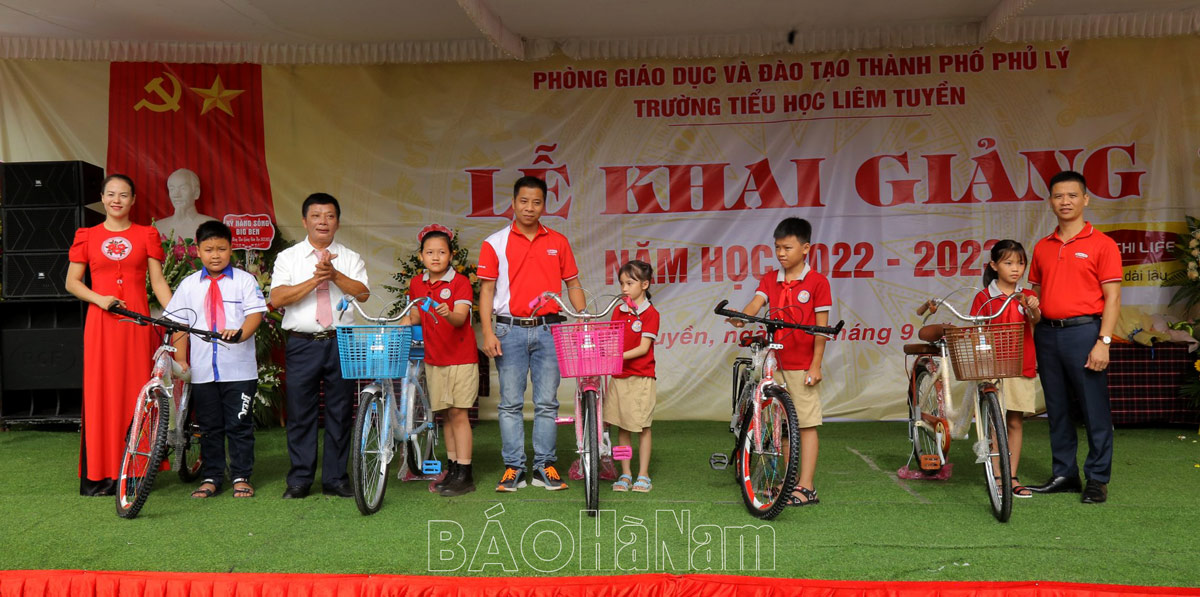 Tết Trung thu tặng xe đạp và balo cho trẻ em nghèo