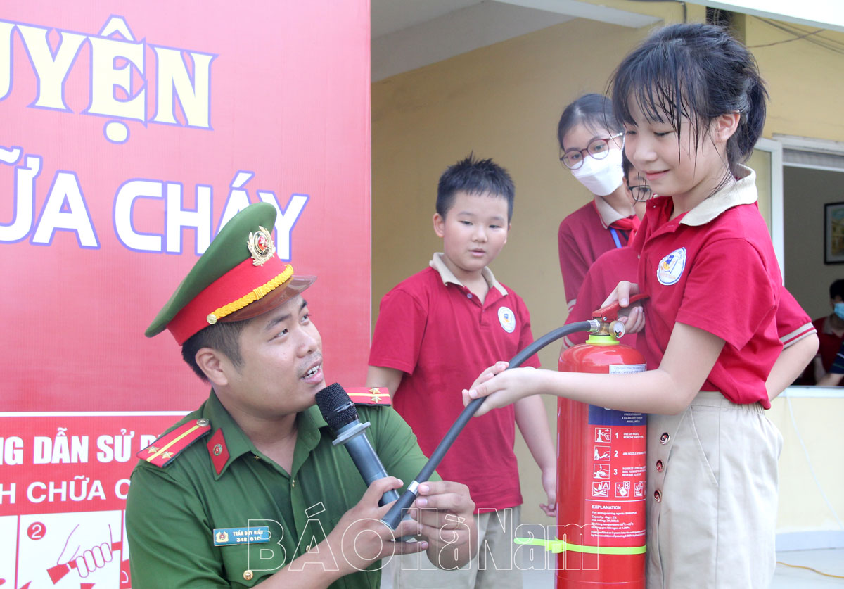 Tập huấn kỹ năng PCCC cho học sinh giáo viên Trường Nguyễn Tất Thành