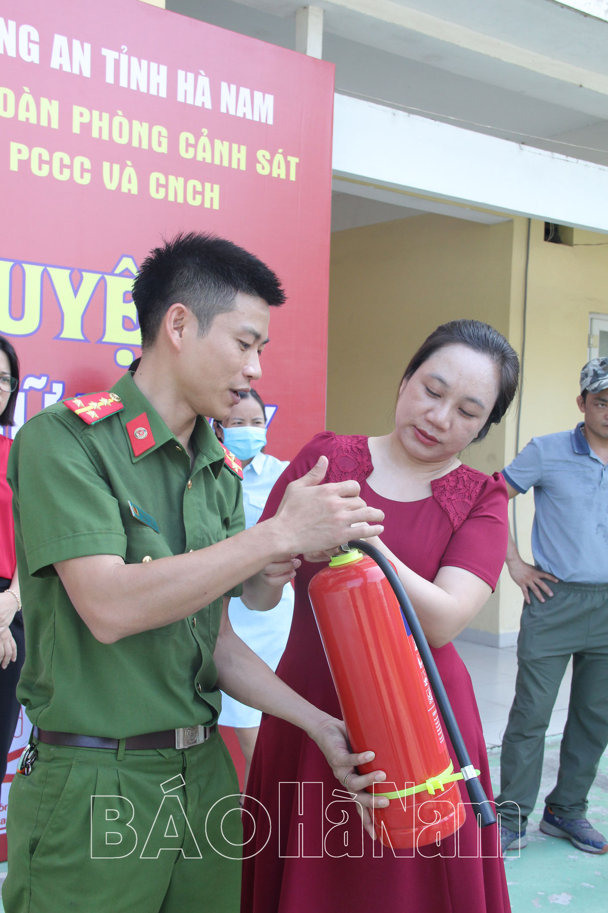 Tập huấn kỹ năng PCCC cho học sinh giáo viên Trường Nguyễn Tất Thành