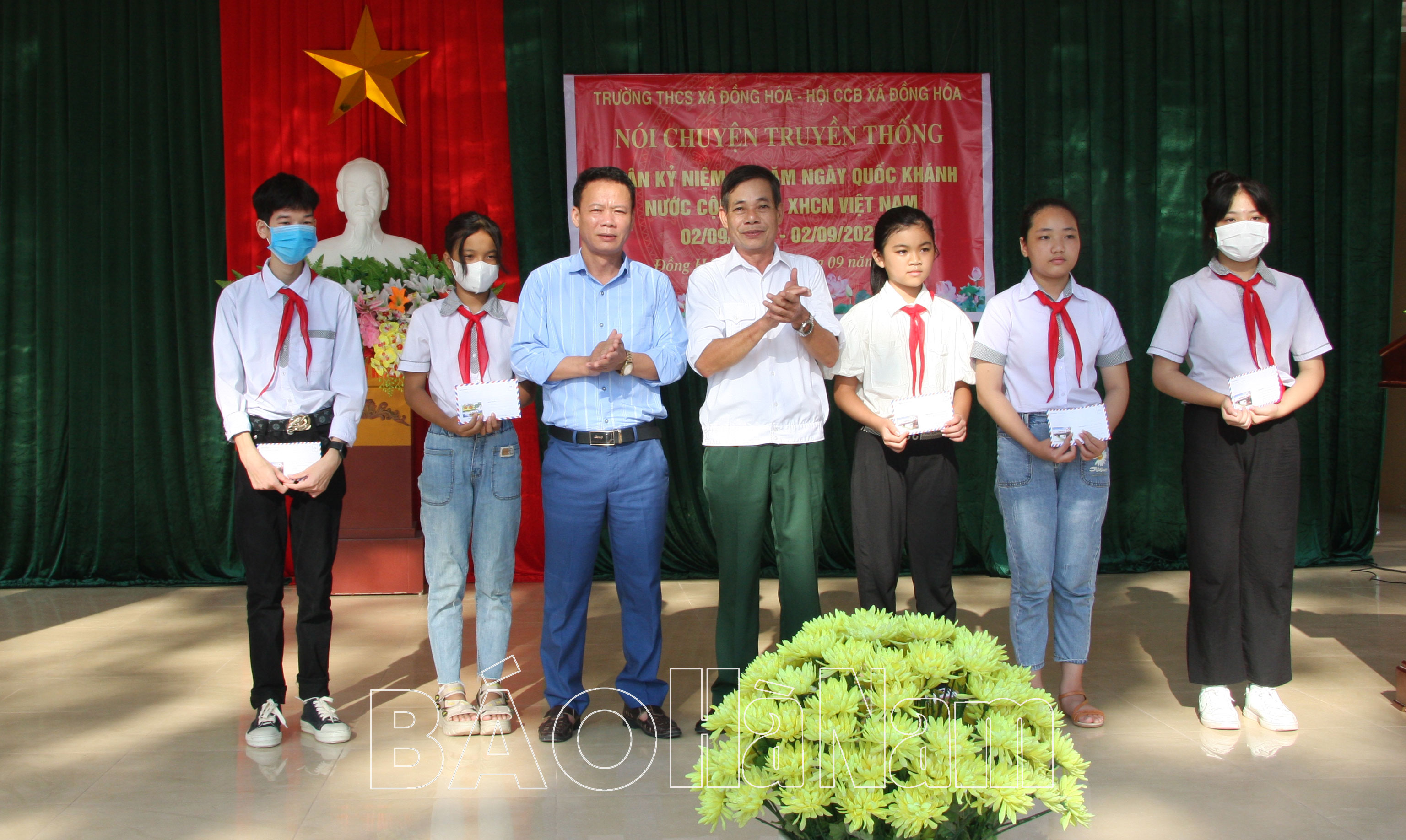 Hơn 600 thầy trò Trường Trung học cơ sở Đồng Hóa được nghe nói chuyện truyền thống QĐND Việt Nam