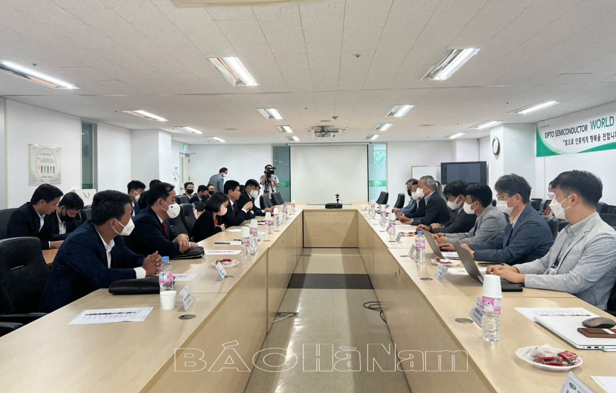 Đồng chí Chủ tịch UBND tỉnh Trương Quốc Huy thăm làm việc với HĐND tỉnh Gyeonggido Trường Đại học Ajou Tập đoàn Seoul Semiconductor Hàn Quốc