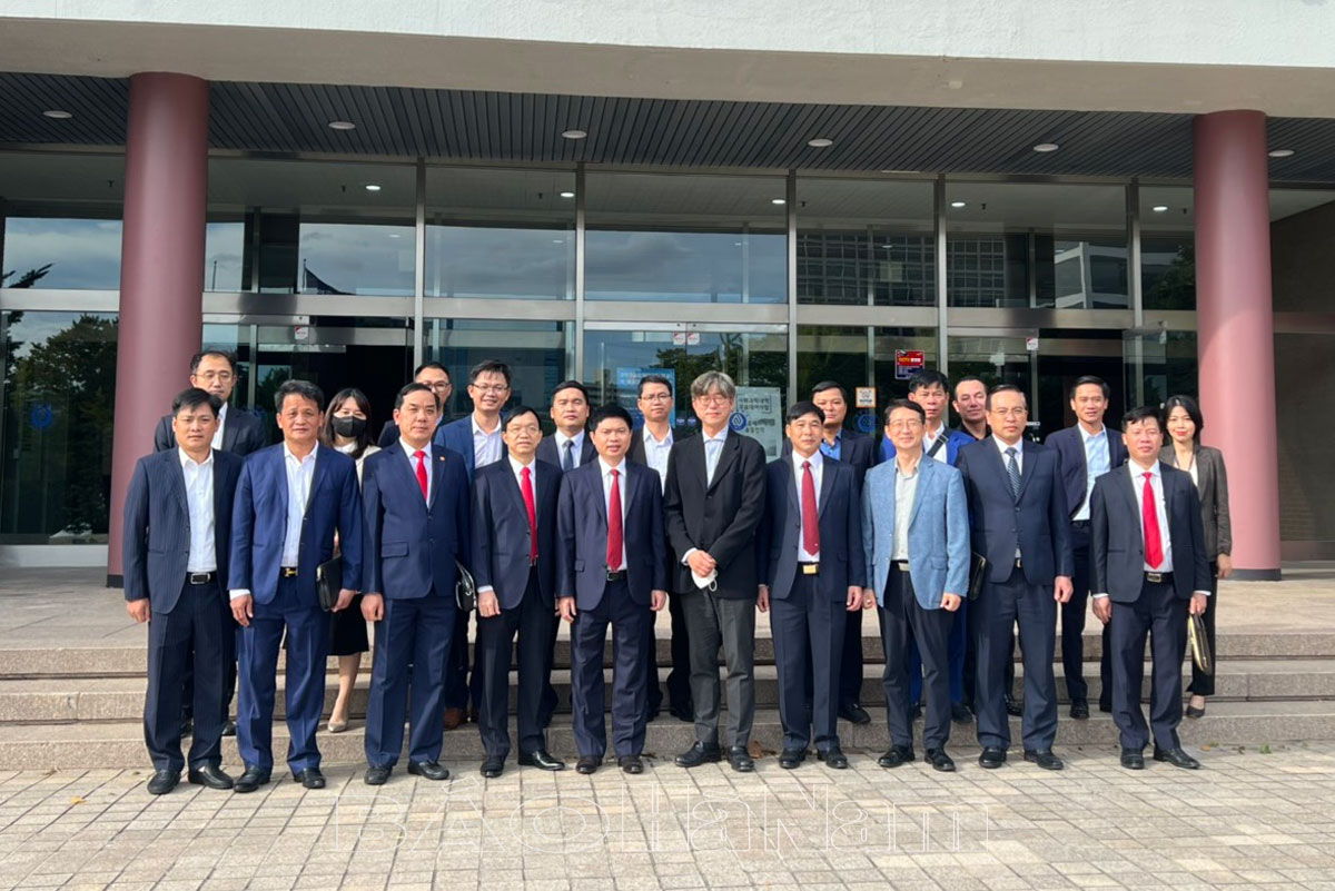 Đồng chí Chủ tịch UBND tỉnh Trương Quốc Huy thăm làm việc với HĐND tỉnh Gyeonggido Trường Đại học Ajou Tập đoàn Seoul Semiconductor Hàn Quốc