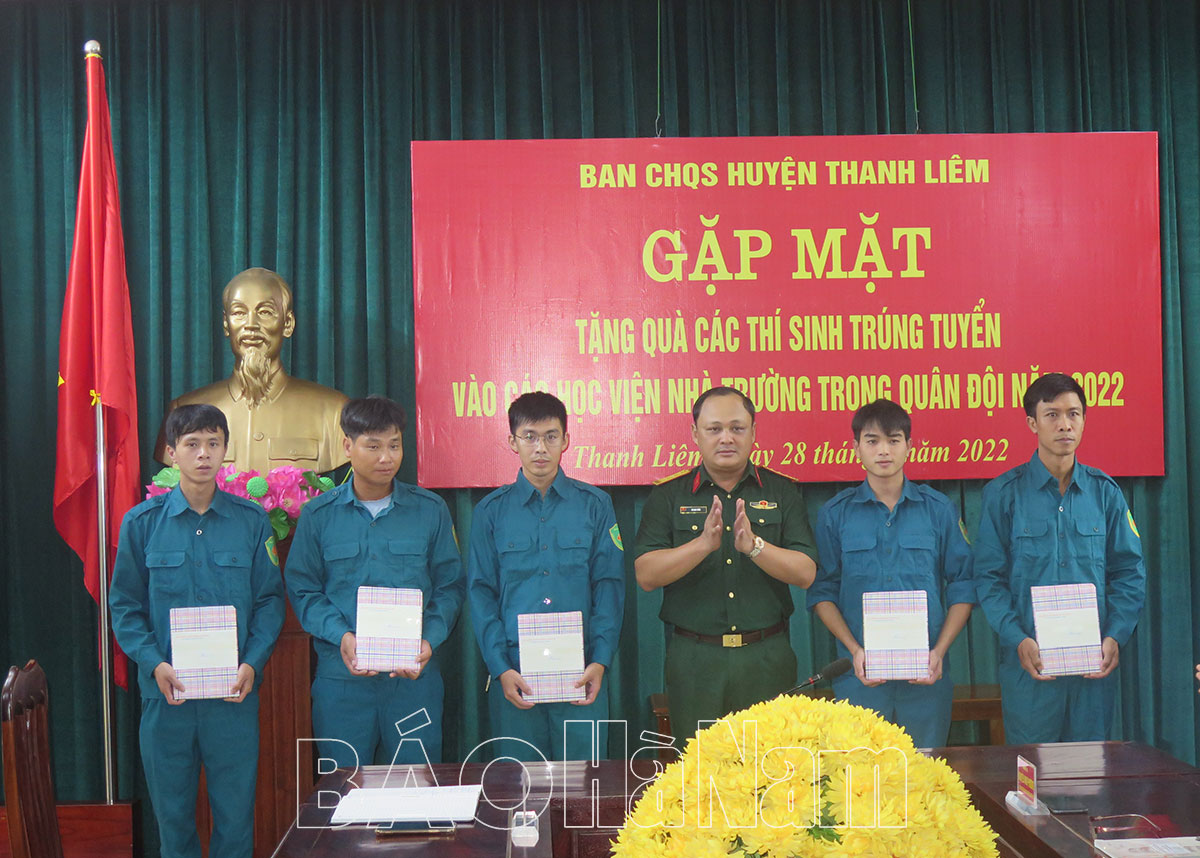 Ban CHQS huyện Thanh Liêm gặp mặt tặng quà thí sinh trúng tuyển vào các trường học trong quân đội