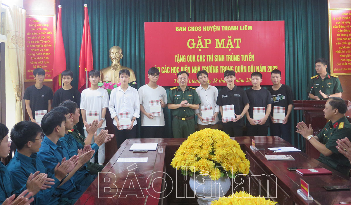 Ban CHQS huyện Thanh Liêm gặp mặt tặng quà thí sinh trúng tuyển vào các trường học trong quân đội