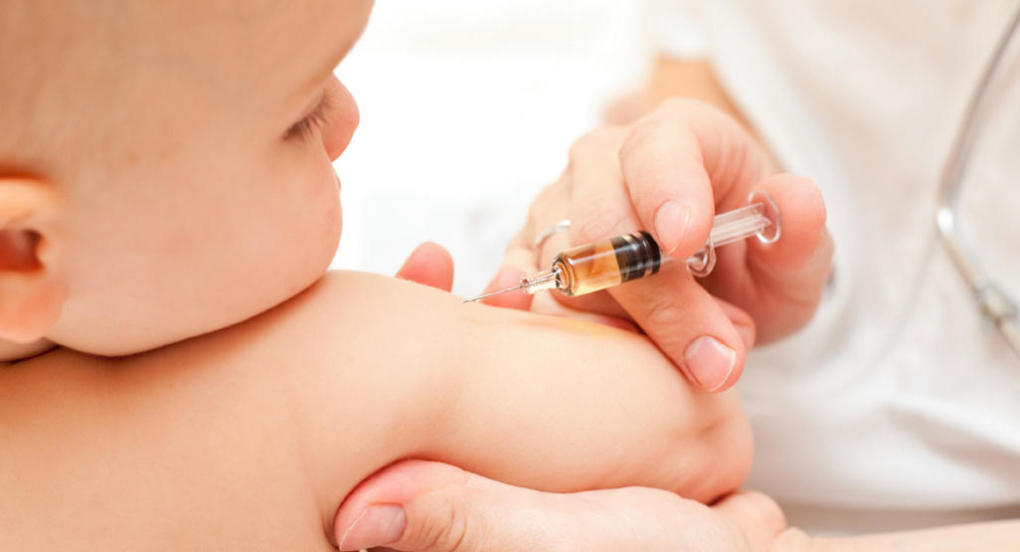 Chăm sóc trẻ sơ sinh sau tiêm vaccine như thế nào