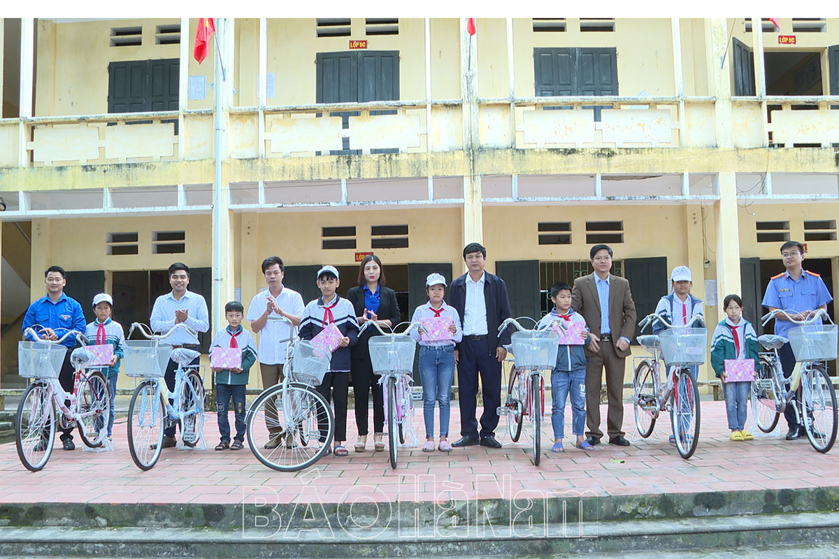 Trao xe đạp cho học sinh có hoàn cảnh khó khăn tại Liêm Cần