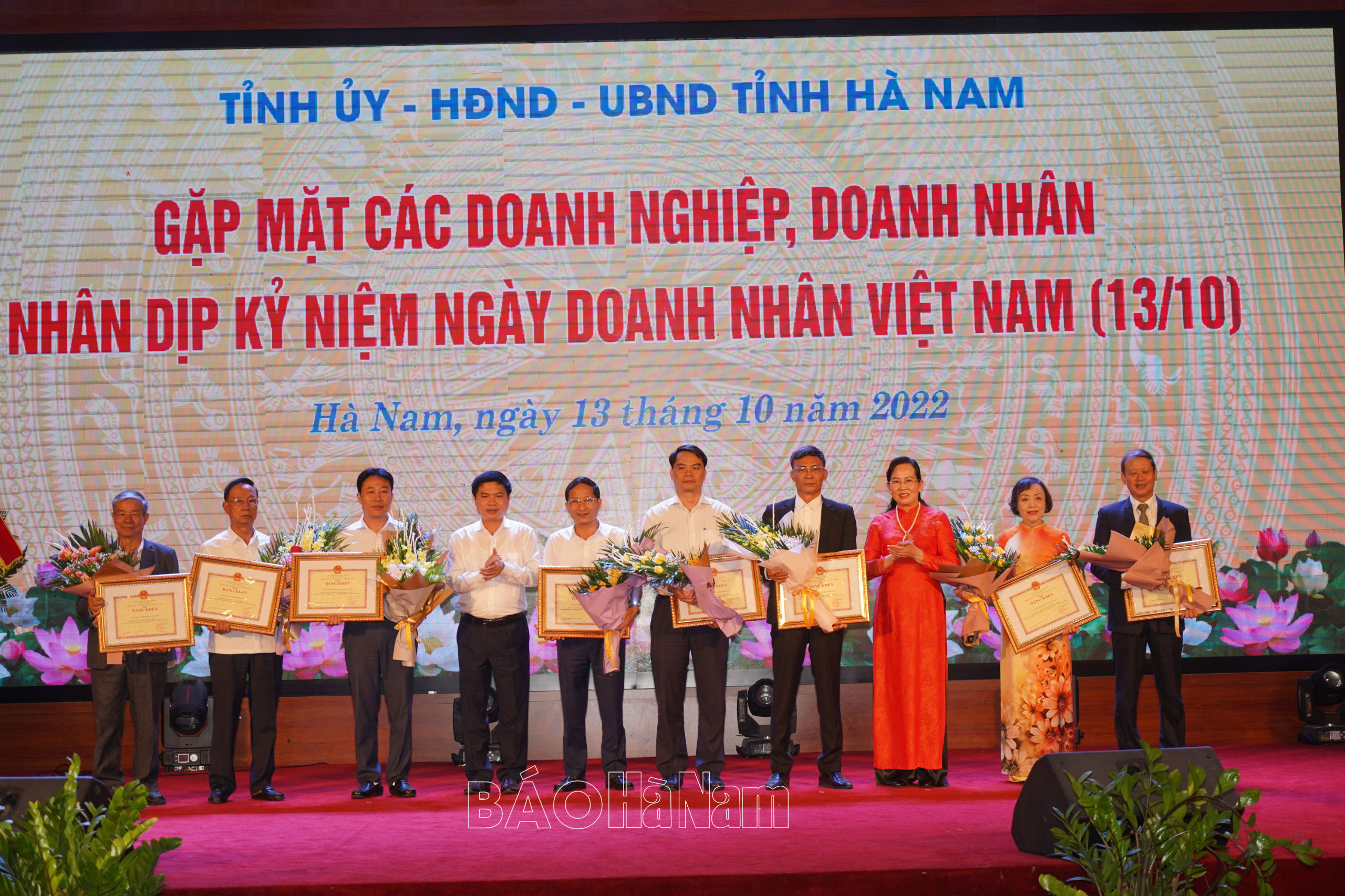 Thường trực Tỉnh ủy gặp mặt doanh nghiệp nhân Ngày Doanh nhân Việt Nam