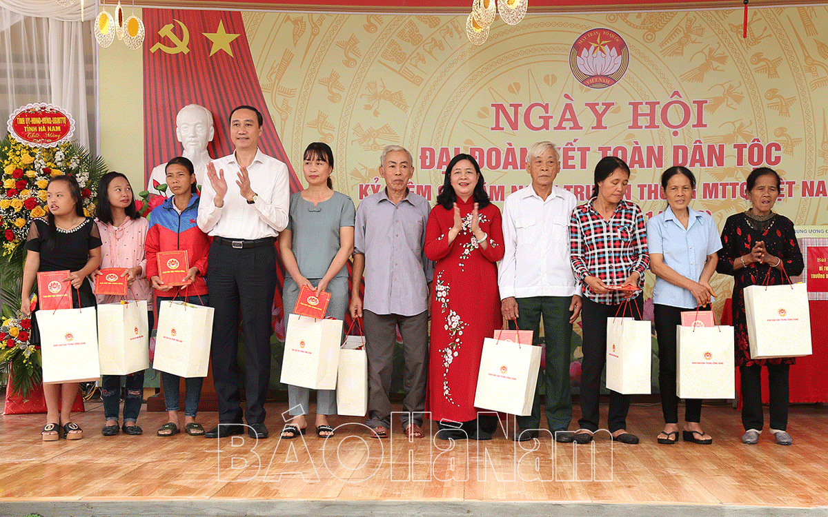 Đồng chí Bùi Thị Minh Hoài Bí thư Trung ương Đảng Trưởng Ban Dân Vận Trung ương dự ngày hội Đại đoàn kết toàn dân tộc tại thôn An Thuận