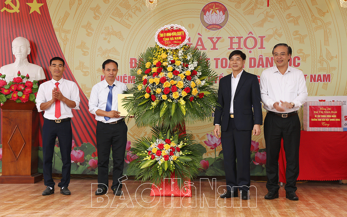 Đồng chí Bùi Thị Minh Hoài Bí thư Trung ương Đảng Trưởng Ban Dân Vận Trung ương dự ngày hội Đại đoàn kết toàn dân tộc tại thôn An Thuận