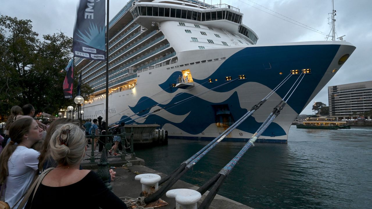 Du thuyền cập cảng Sydney phát hiện 800 hành khách mắc COVID19