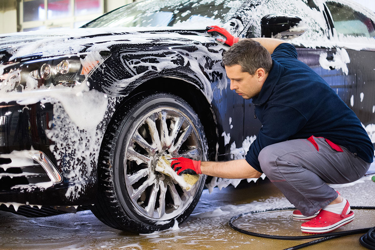 Tự rửa xe ô tô tại nhà đừng làm các điều này để tránh tiền mất tật mang