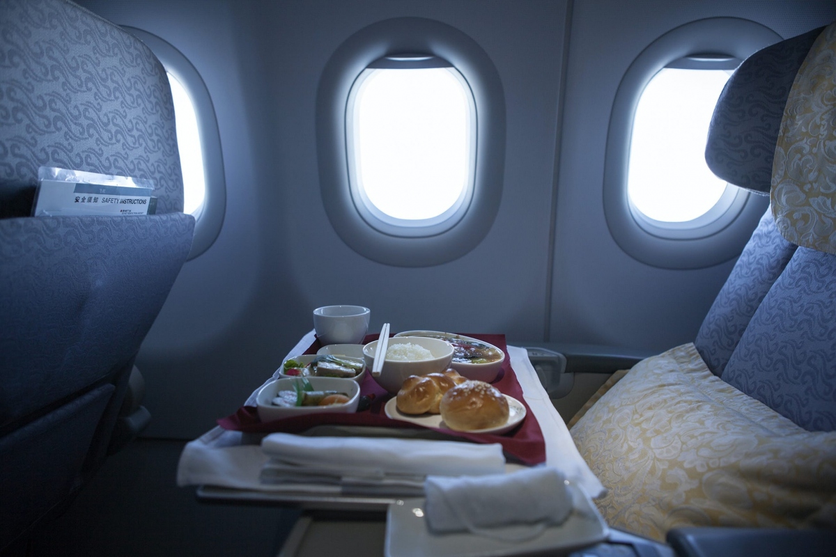 Phi công và tiếp viên ăn gì trên chuyến bay có giống hành khách