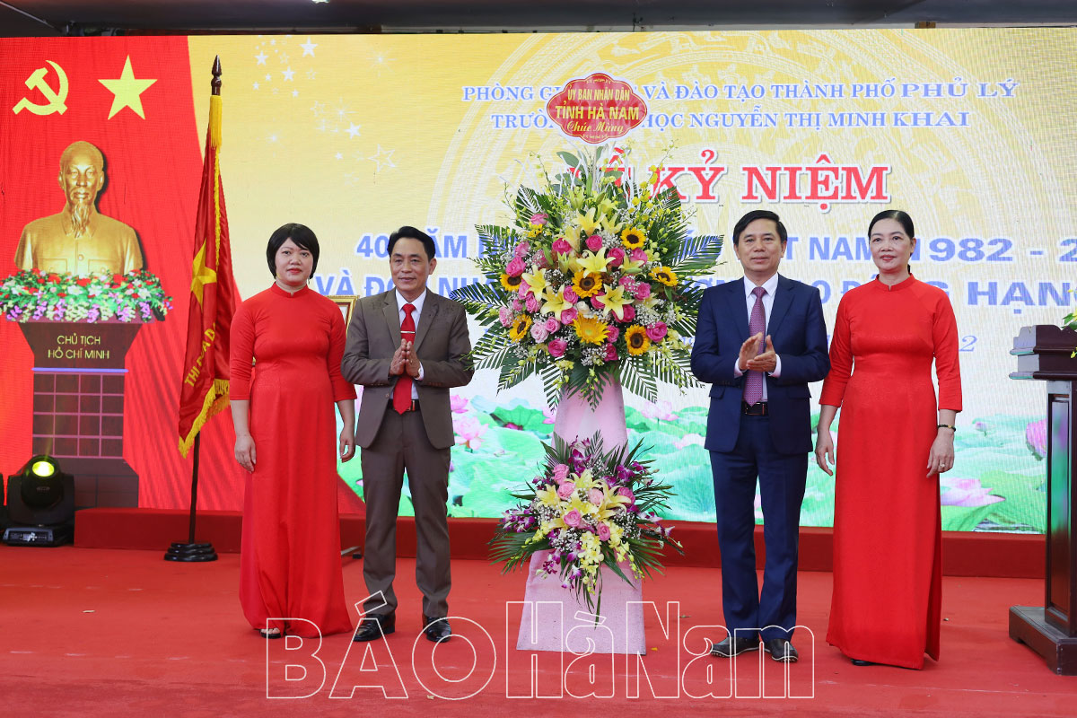 Trường Tiểu học Nguyễn Thị Minh Khai đón nhận Huân chương Lao động hạng Nhất