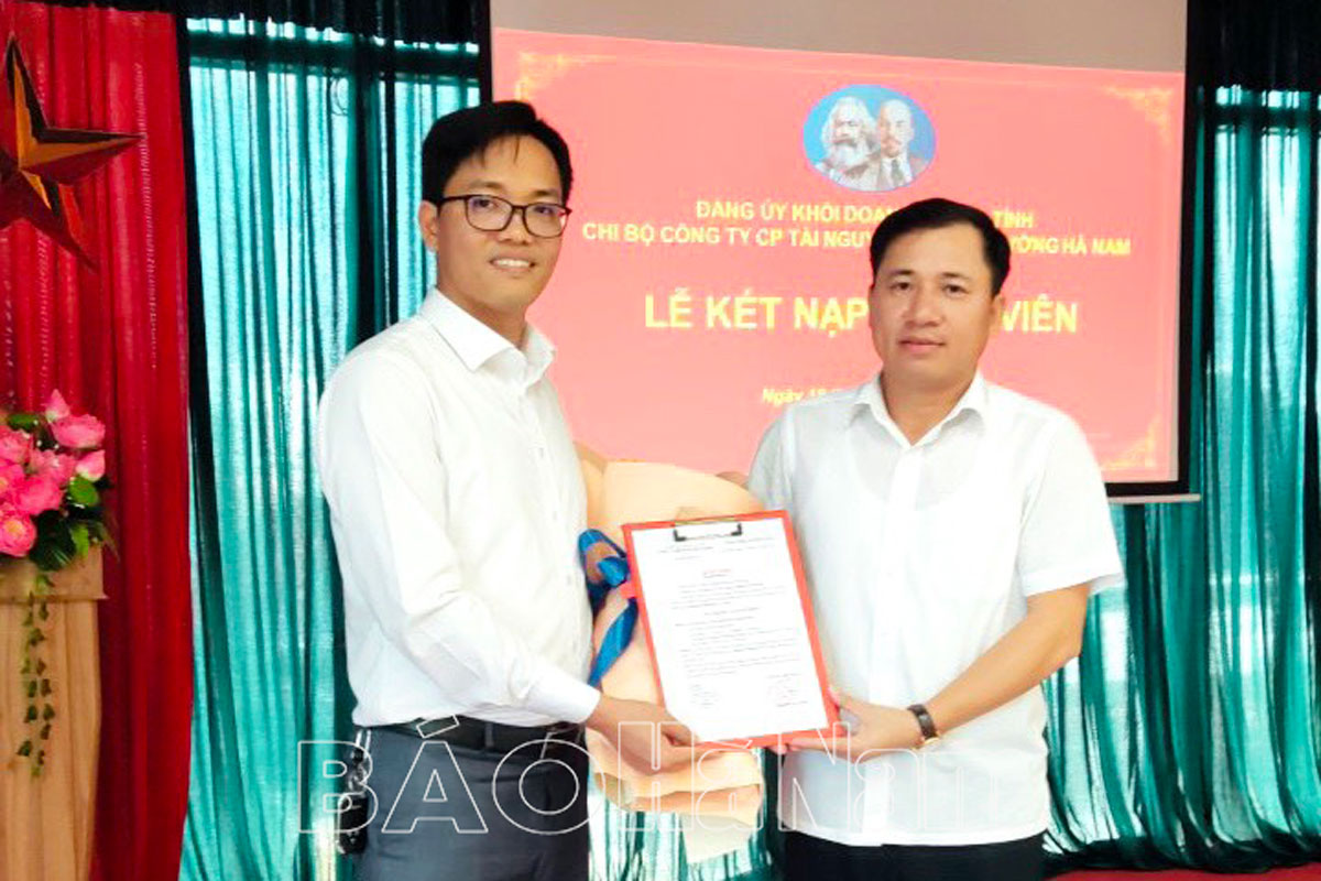 Chi bộ Công ty CP Tài nguyên và môi trường Hà Nam kết nạp 4 đảng viên mới