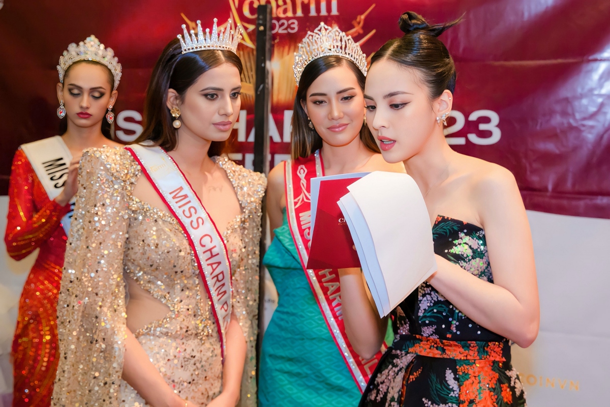 Quỳnh Nga là người Việt đầu tiên dẫn chung kết Hoa hậu Du lịch Quốc tế