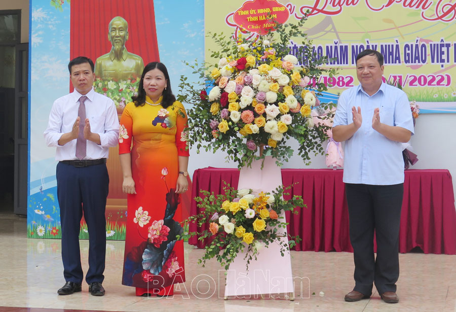 Các đồng chí lãnh đạo tỉnh chúc mừng các cơ sở giáo dục nhân Kỷ niệm 40 năm Ngày Nhà giáo Việt Nam