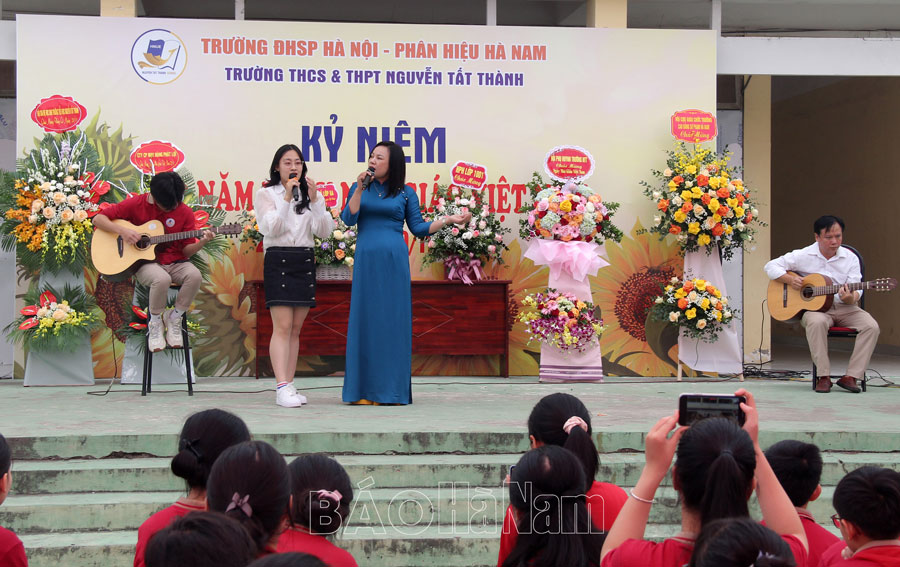 Trường THCS  THPT Nguyễn Tất Thành kỷ niệm 40 năm Ngày Nhà giáo Việt Nam