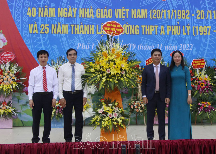 Các đồng chí lãnh đạo tỉnh chúc mừng các cơ sở giáo dục nhân Kỷ niệm 40 năm Ngày Nhà giáo Việt Nam