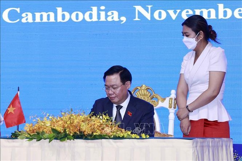 Ký tuyên bố thiết lập cơ chế hội nghị cấp cao 3 nước Campuchia Lào Việt Nam