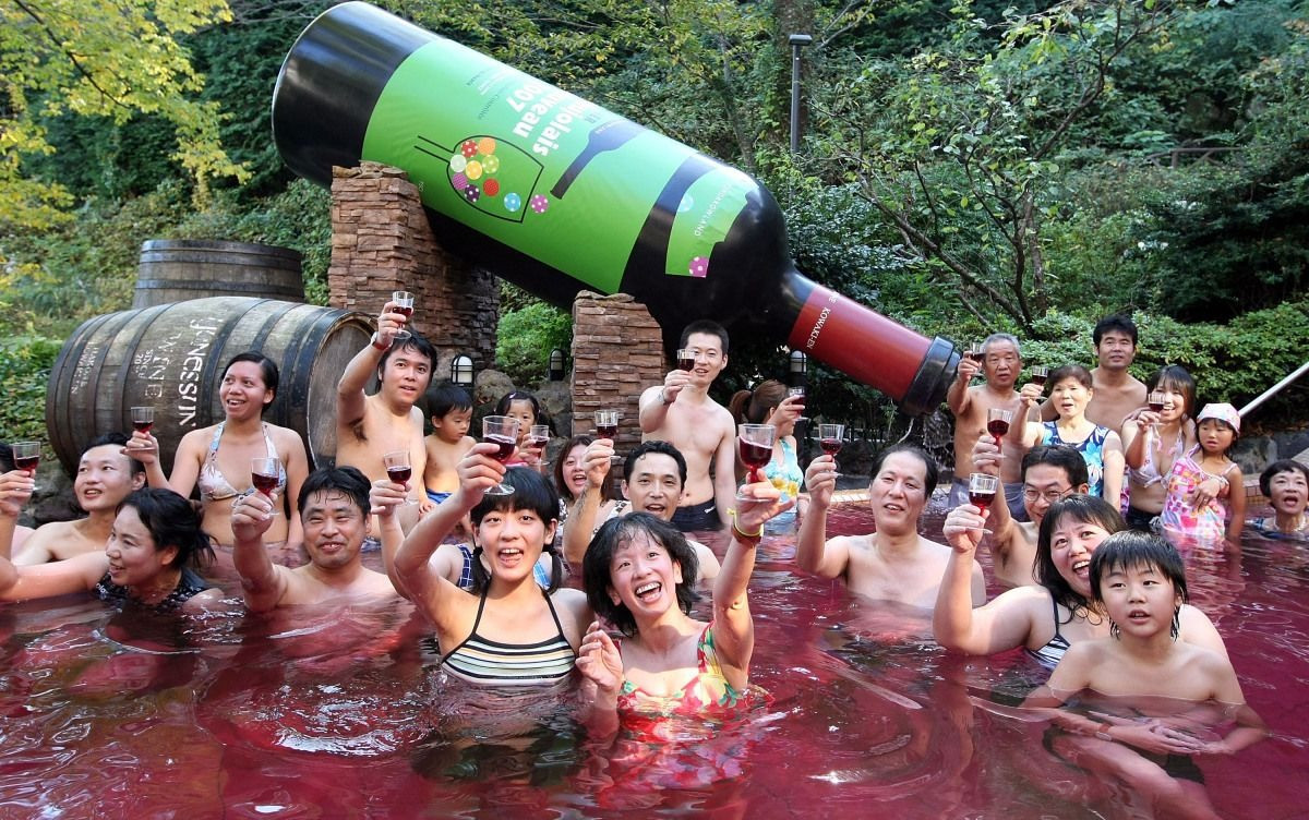 Thú vui tắm rượu vang đắt đỏ hút khách ở Nhật