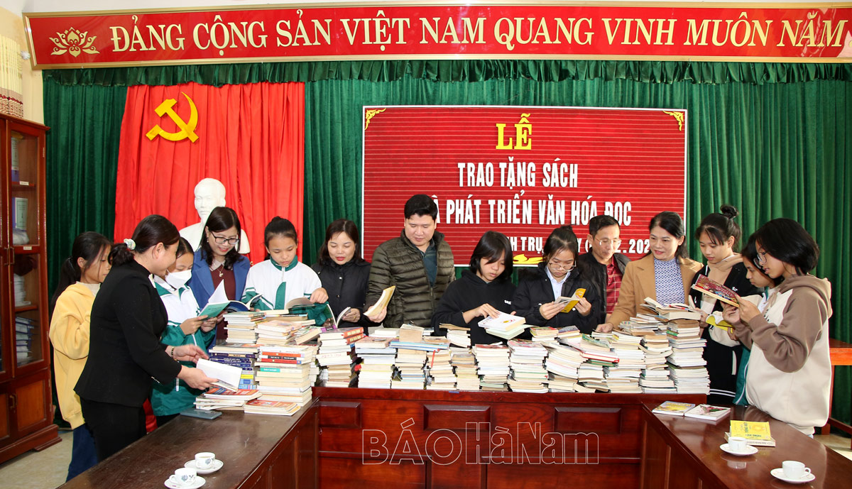 Trường THCS Thị trấn Vĩnh Trụ tiếp nhận tài trợ gần 3000 cuốn sách