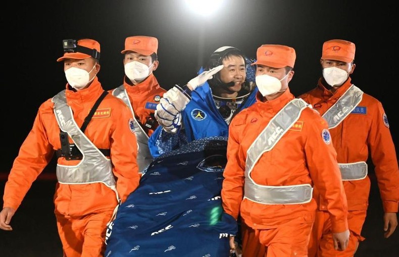 Ba phi hành gia Trung Quốc trở về Trái đất an toàn