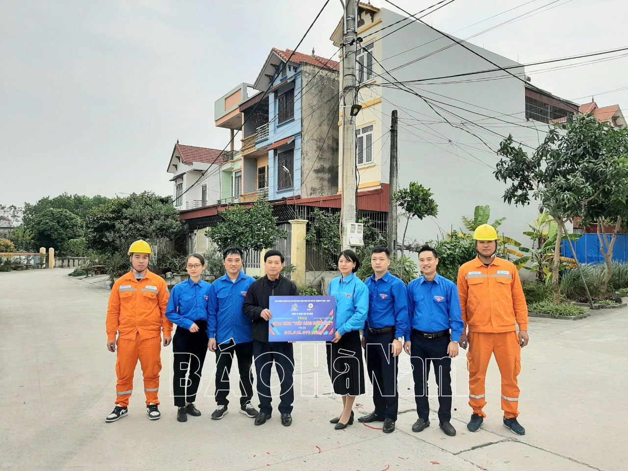 PC Hà Nam hỗ trợ các thôn xóm tổ dân phố lắp đặt hơn 4km đường điện chiếu sáng