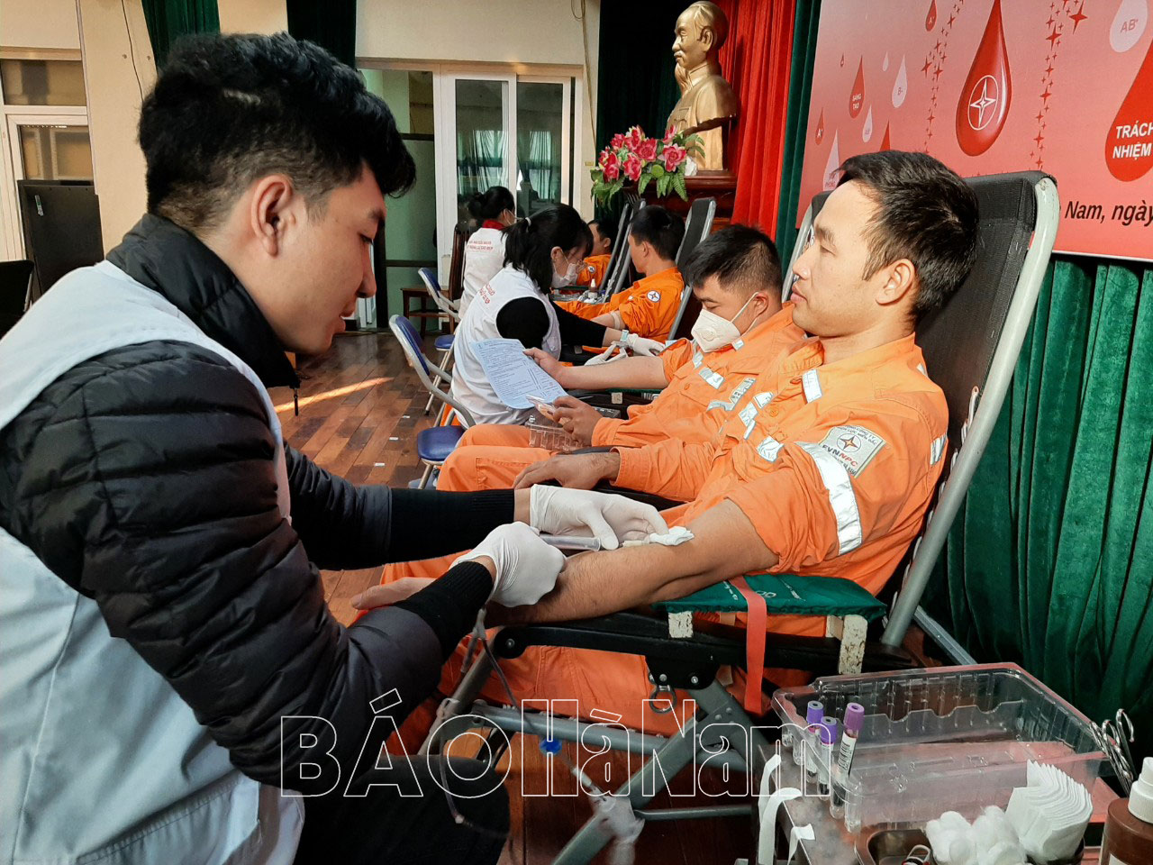137 tình nguyện viên của Công ty Điện lực Hà Nam tham gia hiến máu tình nguyện