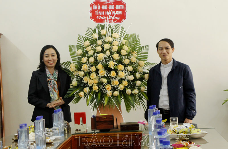Đồng chí Đinh Thị Lụa Phó Bí thư Thường trực Tỉnh ủy thăm tặng quà tại Chính xứ Tân Lang
