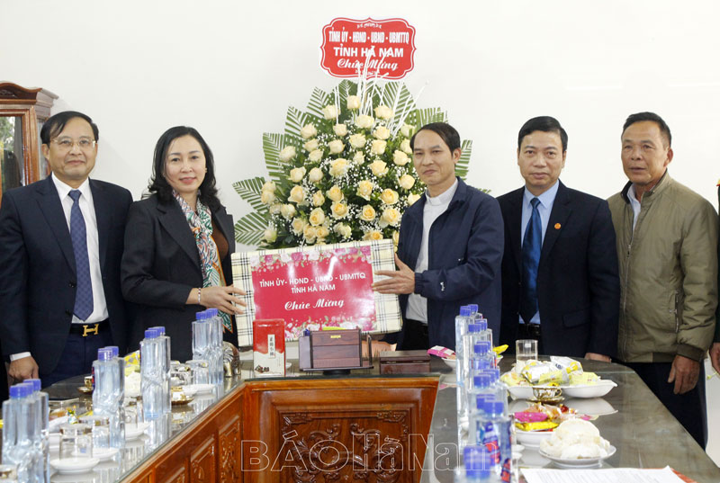 Đồng chí Đinh Thị Lụa Phó Bí thư Thường trực Tỉnh ủy thăm tặng quà tại Chính xứ Tân Lang