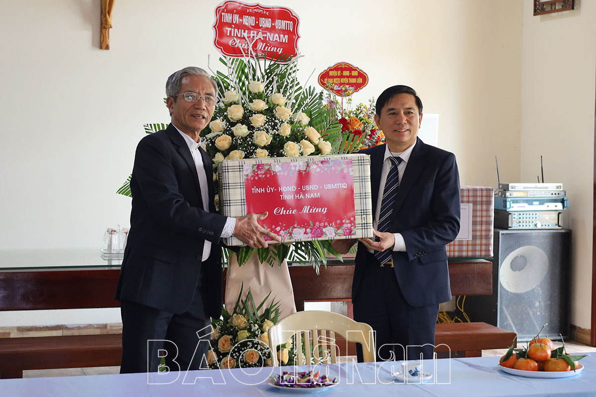 Đồng chí Phó Chủ tịch UBND tỉnh Trần Xuân Dưỡng thăm chúc mừng Chính xứ Cẩm Sơn Thanh Liêm