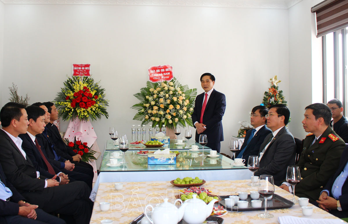 Đồng chí Phó Chủ tịch Thường trực UBND tỉnh Nguyễn Anh Chức thăm chúc mừng Lễ Giáng sinh giáo xứ Chợ Nội