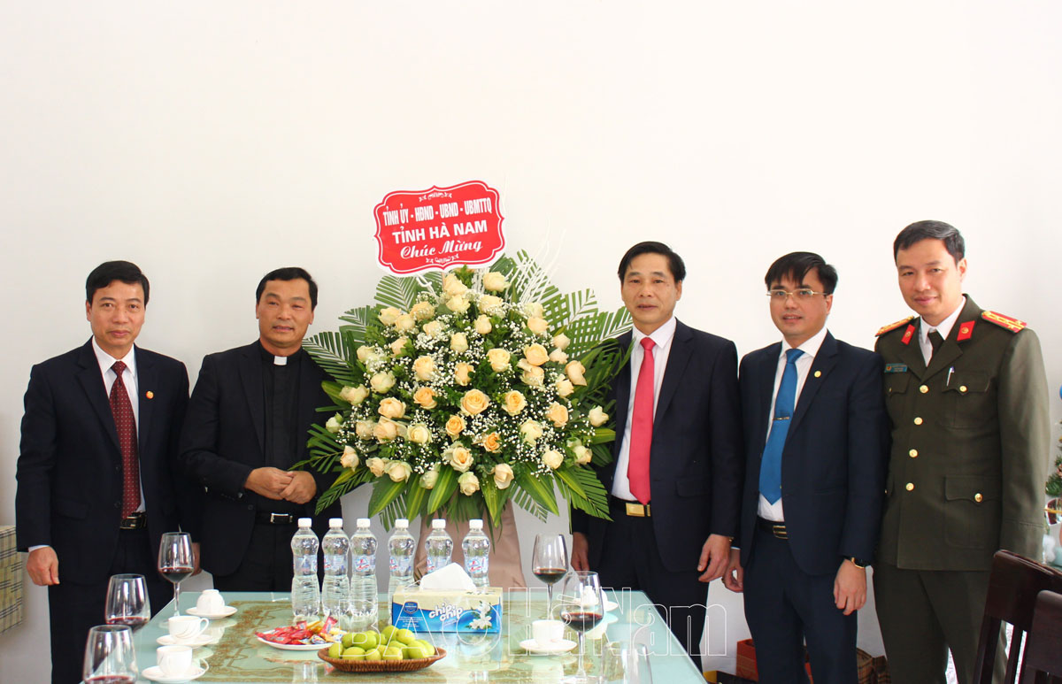 Đồng chí Phó Chủ tịch Thường trực UBND tỉnh Nguyễn Anh Chức thăm chúc mừng Lễ Giáng sinh giáo xứ Chợ Nội
