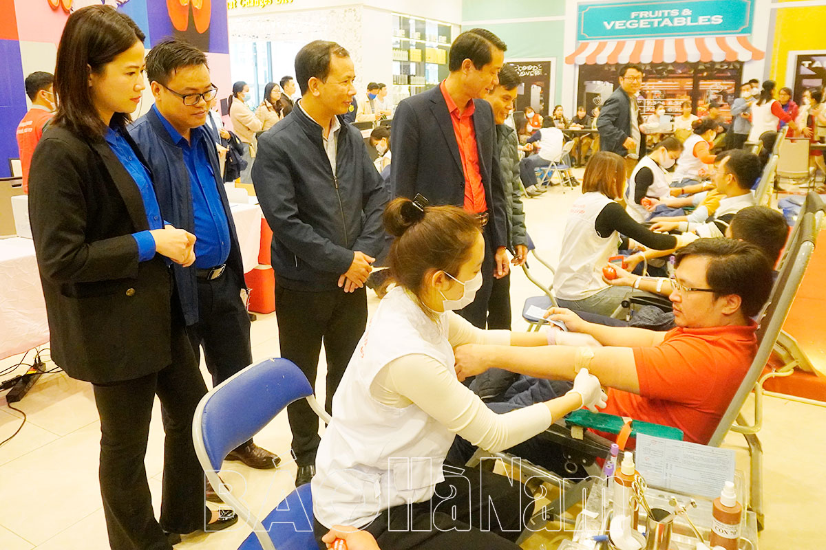 Đoàn khối các cơ quan tỉnh Trung tâm Thương mại Vincom Hà Nam hưởng ứng Lễ hội Xuân hồng 2023