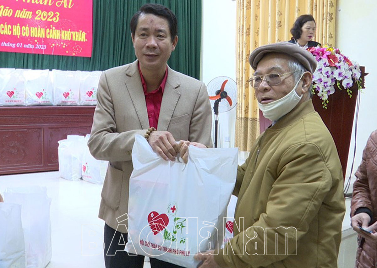 Hội Chữ thập đỏ Phủ Lý trao tặng 665 suất quà cho người nghèo dịp Tết