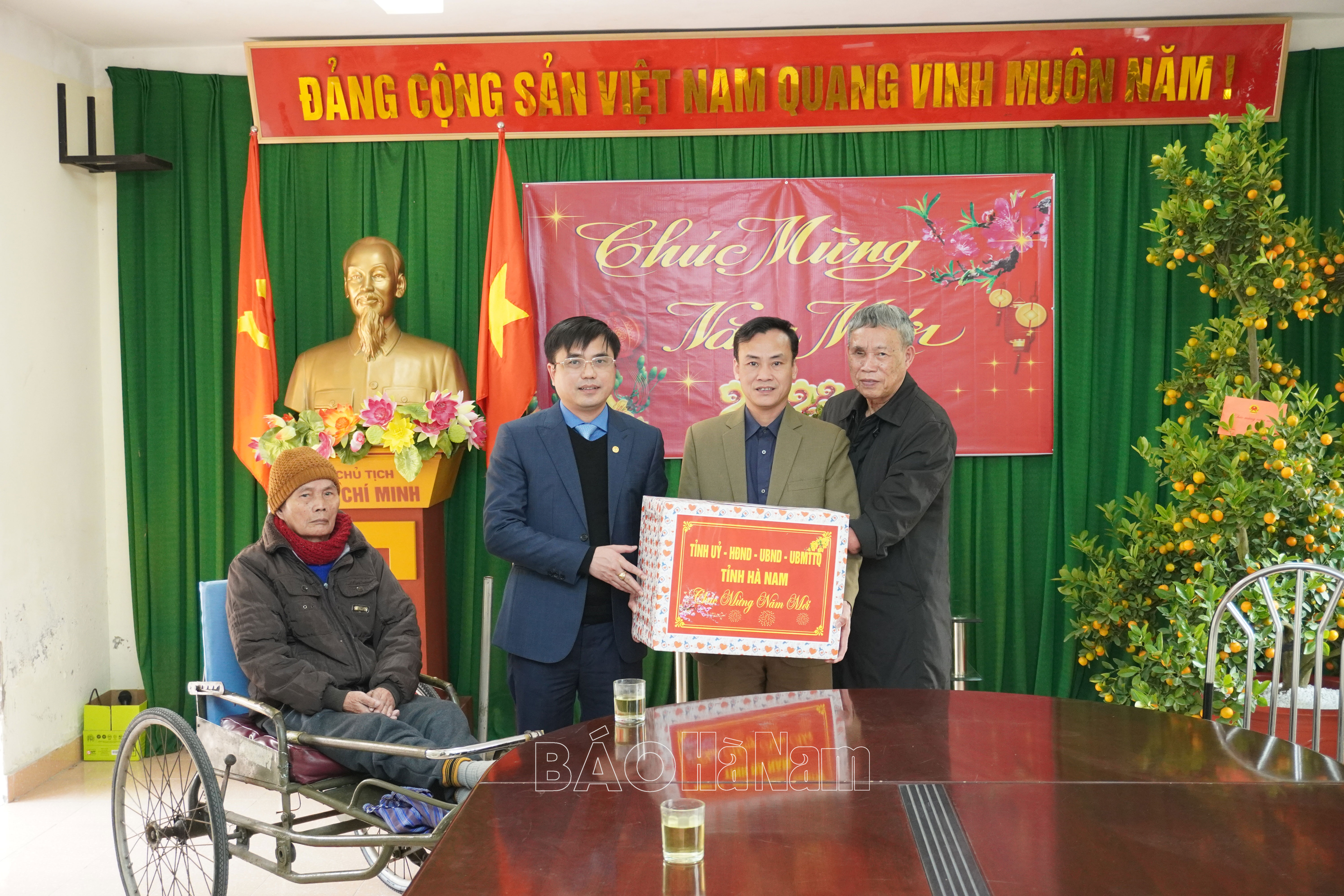Đồng chí Bùi Văn Hoàng Phó Chủ tịch HĐND tỉnh tặng quà các thương bệnh binh tại Trung tâm Điều dưỡng thương binh Lạng Giang và Trung tâm điều dưỡng Thương binh Thuận Thành