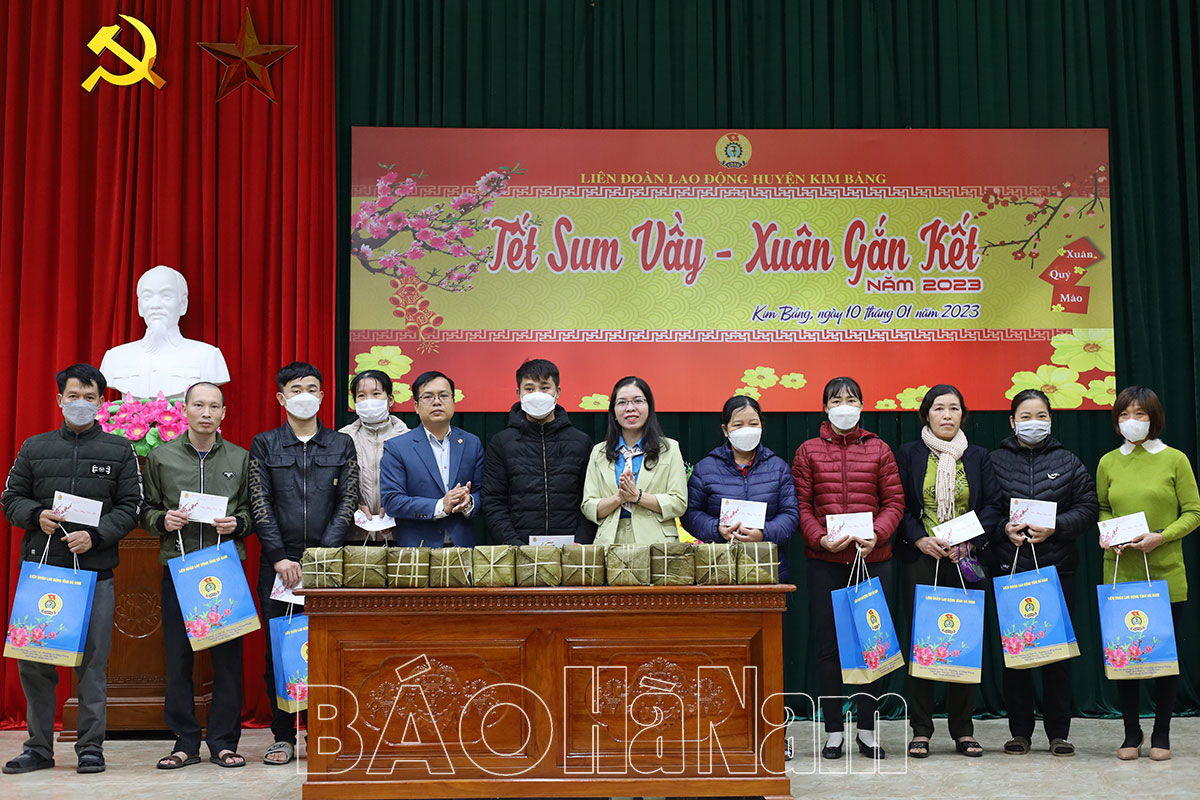 190 công nhân lao động khó khăn huyện Kim Bảng được tặng quà nhân dịp Tết Quý Mão 2023