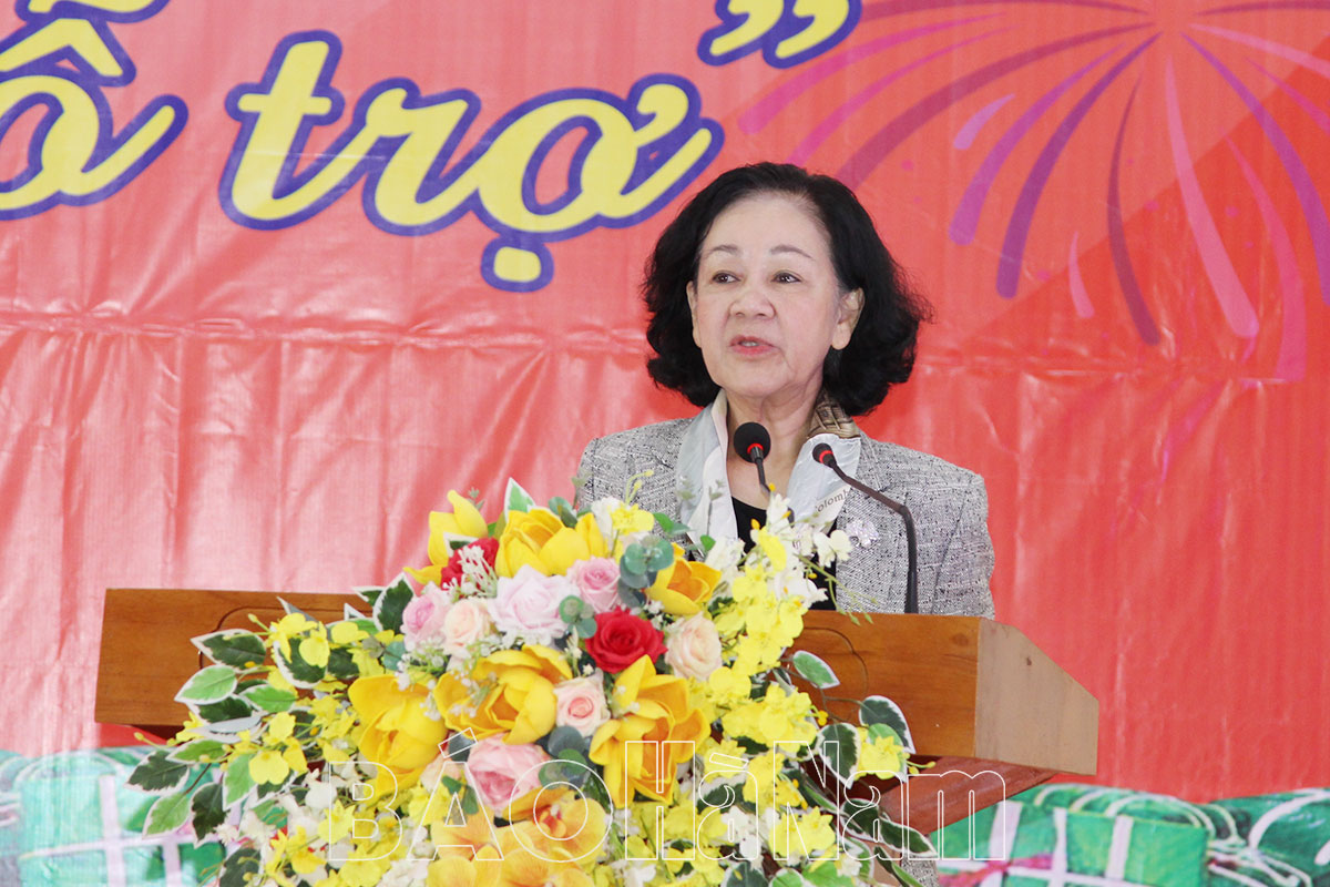 Lãnh đạo Đảng Nhà nước Tổng LĐLĐ Việt Nam và Tỉnh ủy Hà Nam tặng quà cho người lao động có hoàn cảnh khó khăn và hộ nghèo