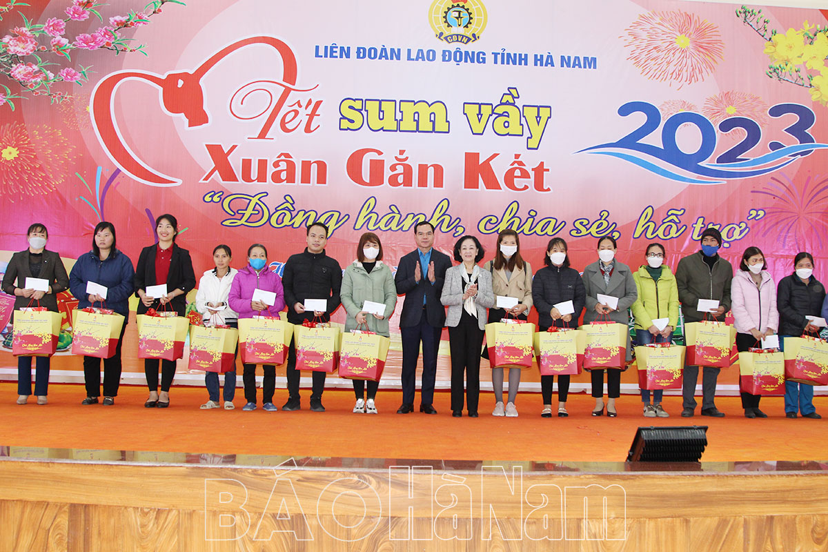 Lãnh đạo Đảng Nhà nước Tổng LĐLĐ Việt Nam và Tỉnh ủy Hà Nam tặng quà cho người lao động có hoàn cảnh khó khăn và hộ nghèo