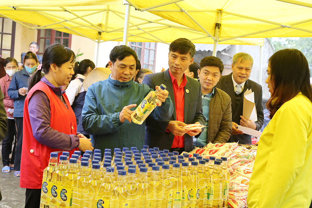 Hội Chữ thập đỏ thị xã Duy Tiên tổ chức Chợ Tết nhân ái tại xã Mộc Bắc