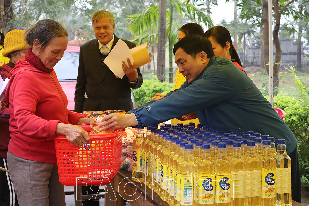 Hội Chữ thập đỏ thị xã Duy Tiên tổ chức Chợ Tết nhân ái tại xã Mộc Bắc
