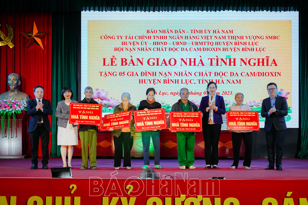 Báo Nhân Dân phối hợp trao nhà tình nghĩa cho nạn nhân chất độc da camdioxin tại huyện Bình Lục